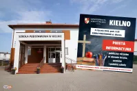 Kielno: Pikieta przed placówką oświatową.
