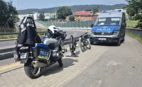 Ostrzeżenie dla rowerzystów: Zbyt szybki zjazd z górki zakończony upadkiem 10-latka.