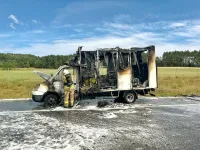 Na trasie S6 na wysokości Dobrzewina spłonął pojazd z akumulatorami.