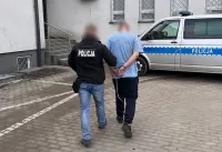 Policjanci zatrzymali poszukiwanego 29-latka. Mężczyzna ukrył się pod sufitem.