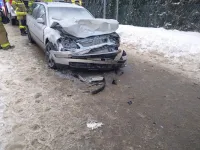 Czołowe zderzenie w Donimierzu. Volkswagen Passat uderzył w autobus.