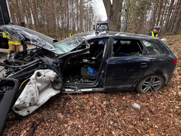 Groźnie w Zęblewie. Audi A3 zderzyło się z ciężarówką. 