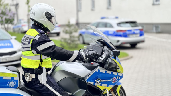 Jechał z dzieckiem do szpitala, utknął w korku, pomogli policjanci.