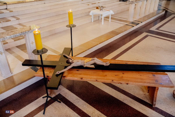 Harmonogram Triduum Paschalnego 2025 w Parafiach Gminy Szemud.