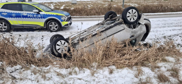 41-latek dachował Skodą. Miał ponad promil i aktywny zakaz prowadzenia.
