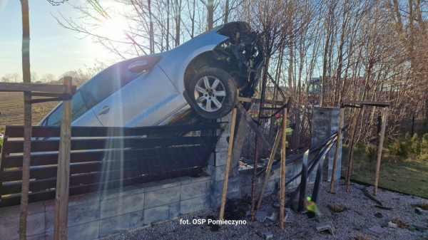 Łebieńska Huta. Bez uprawnień uderzył w płot.