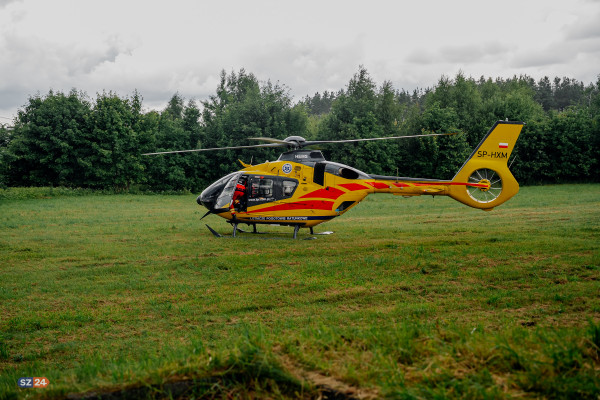 Lądowanie helikoptera ratowniczego w Szemudzie.