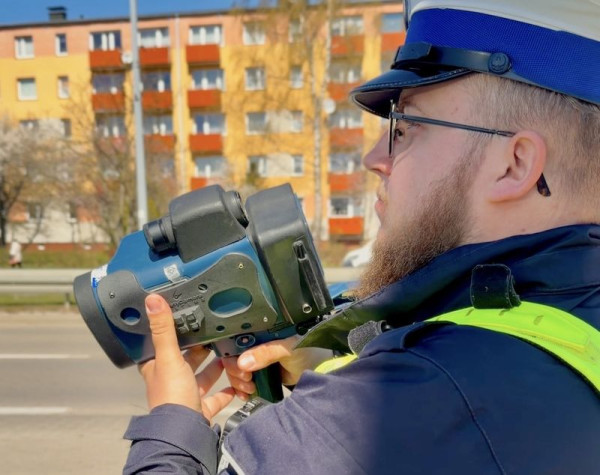 Złamał trzy sądowe zakazy na raz. 21-letni kierowca Volvo zatrzymany w Szemudzie.