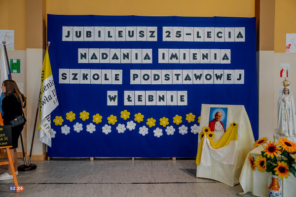 Fotorelacja - 25 - lecie nadania imienia Szkole Podstawowej im. Jana Pawła II w Łebnie.