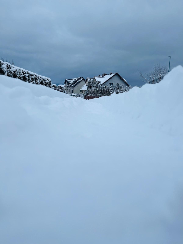 Zima w gminie. Utrzymanie dróg i telefony alarmowe.