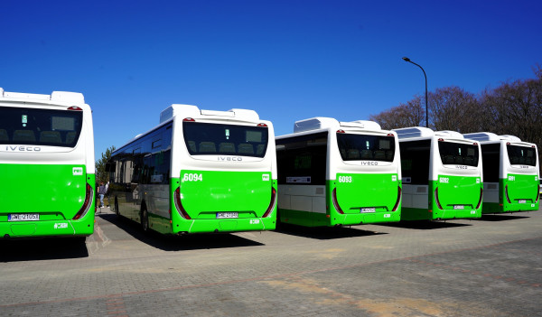 Komfort i ekologia za 13 milionów. Nowe autobusy hybrydowe obsłużą mieszkańców gminy Szemud. 