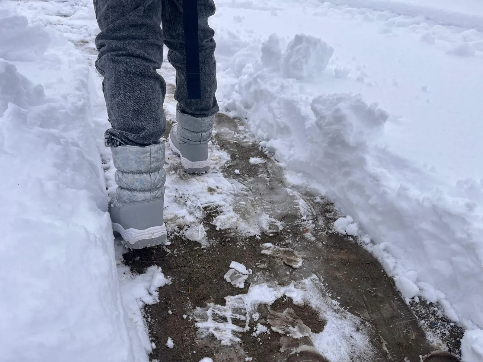 Zima nad wodą – zasady, które ratują życie.