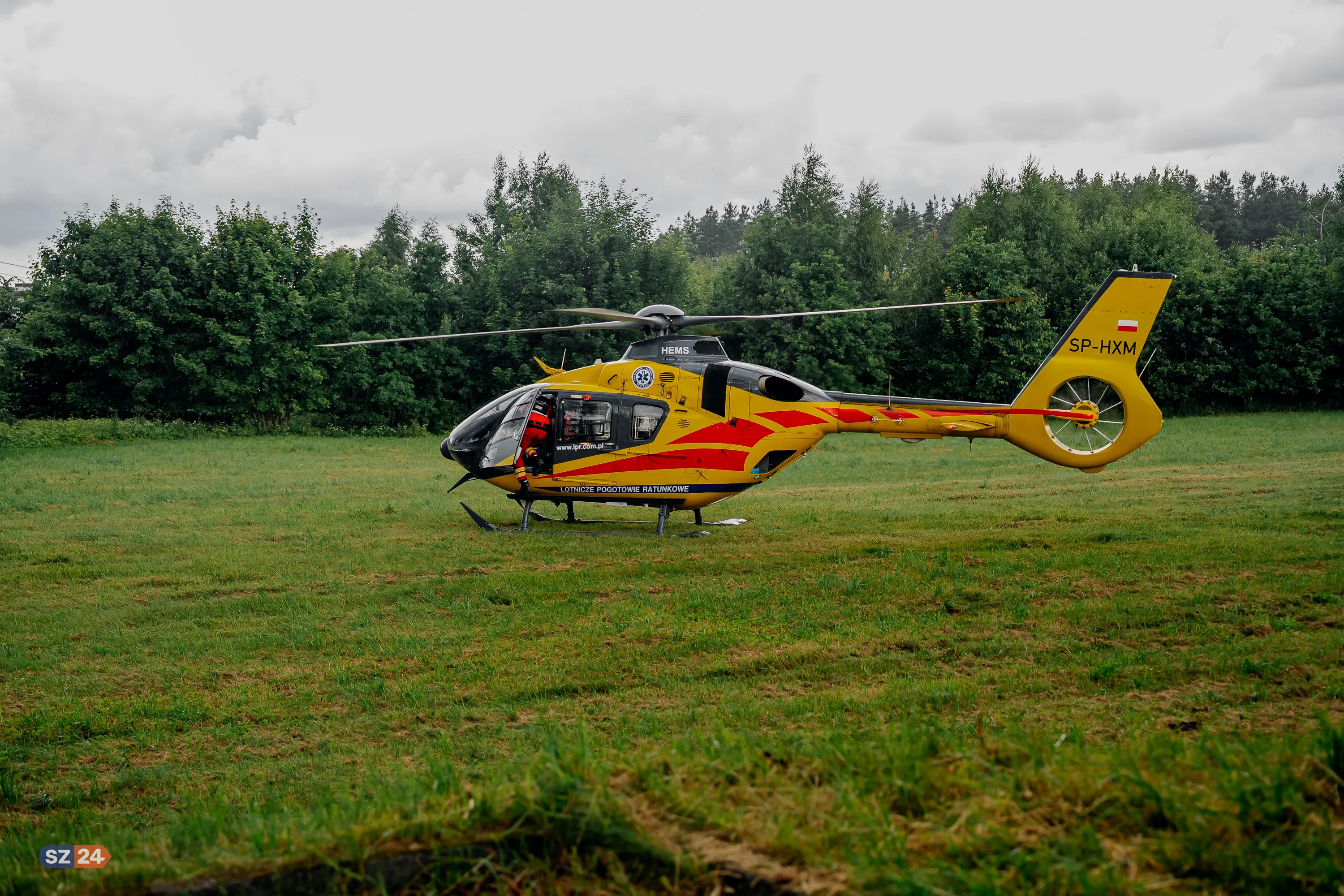 Lądowanie helikoptera ratowniczego w Szemudzie.