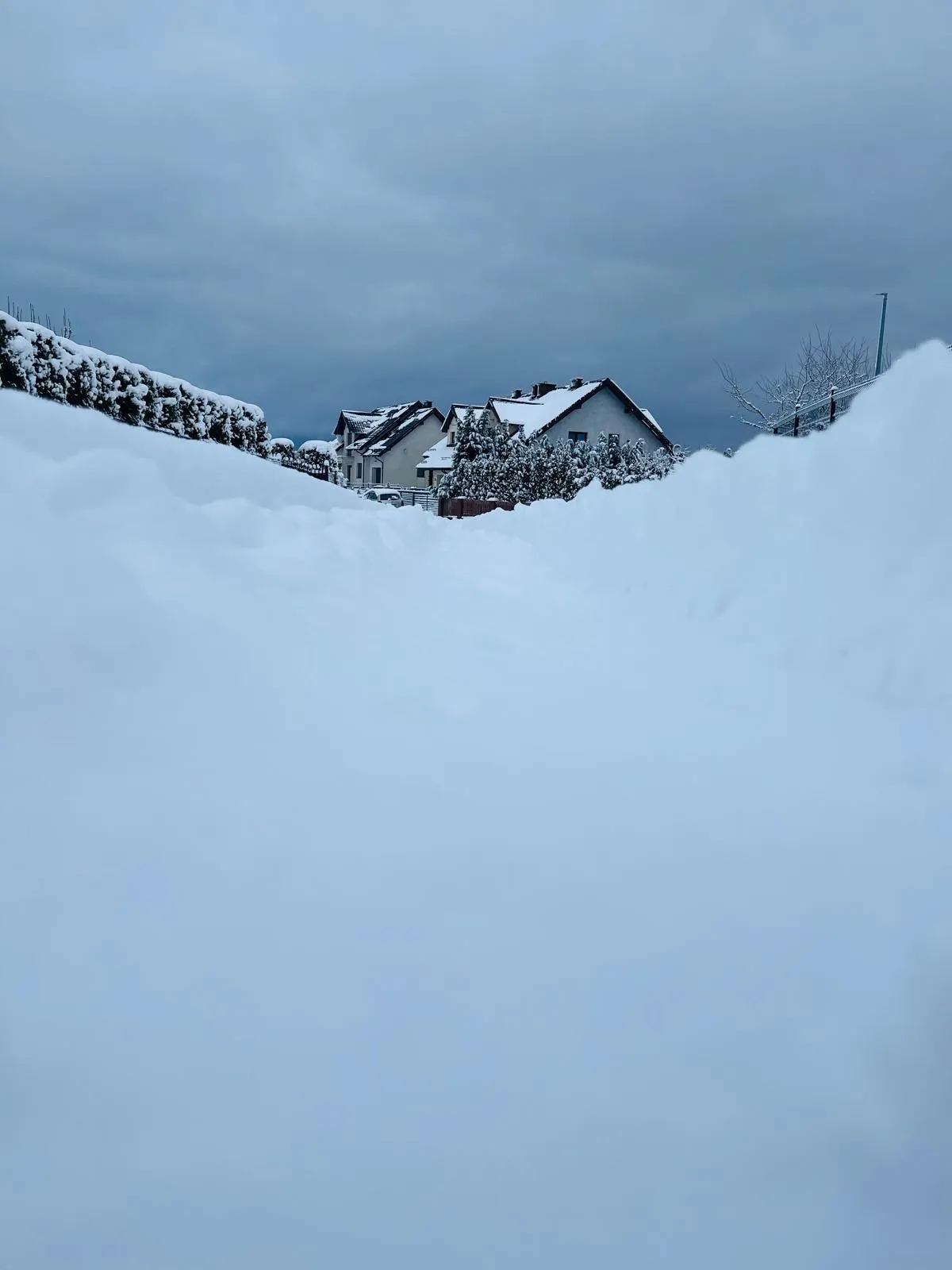 Zima w gminie. Utrzymanie dróg i telefony alarmowe.