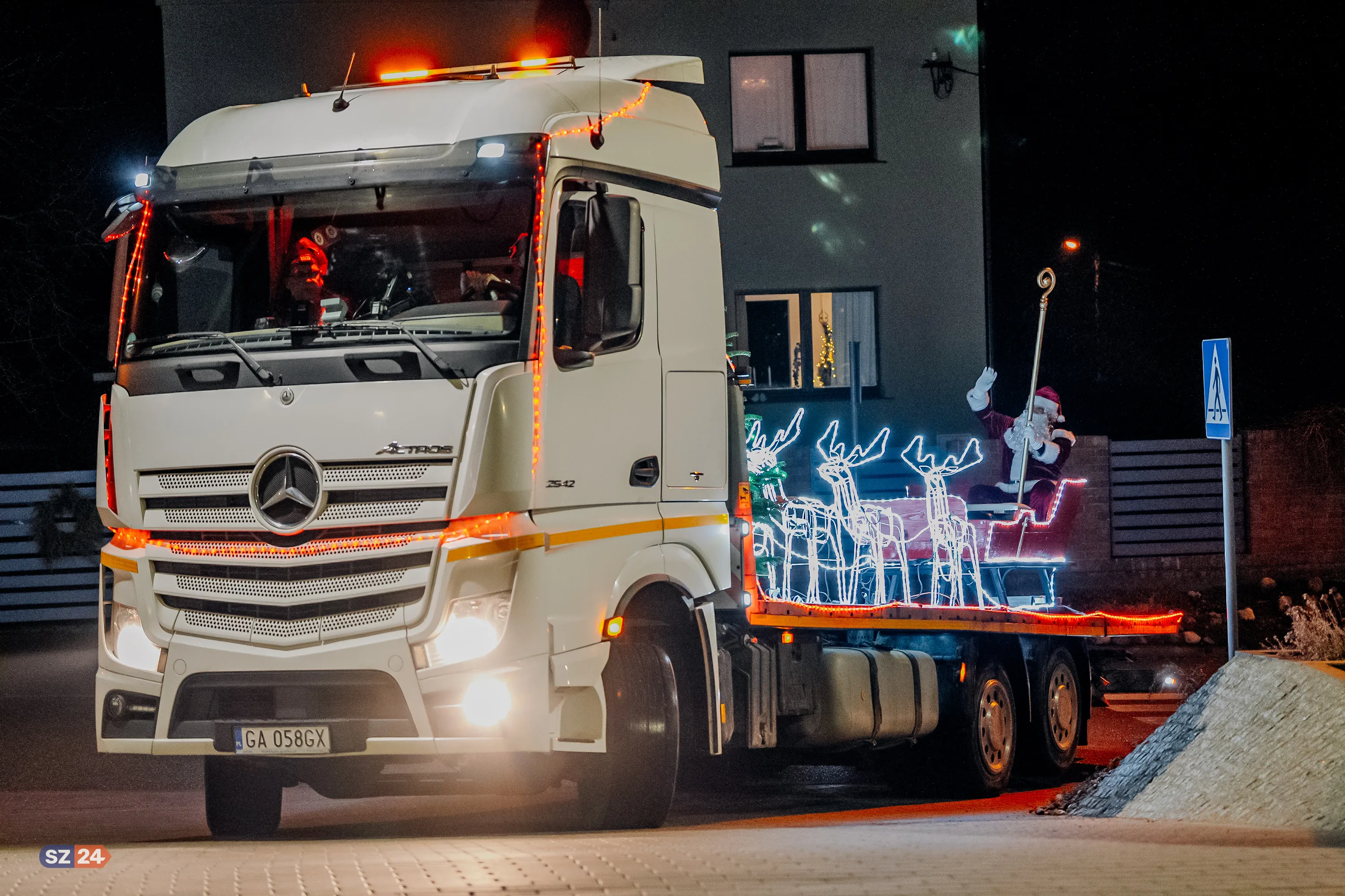 Przejazd św. Mikołaja w Szemudzie z misją charytatywną.