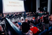 Noworoczne Dźwięki: Orkiestra, Chór i Mażoretki.