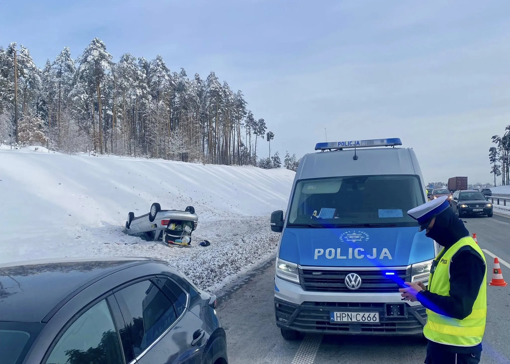 Kamień. Dachowanie na Trasie Kaszubskiej. 