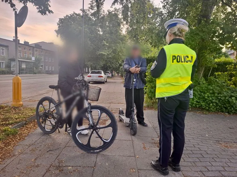 Wejherowo - Policjanci kontrolowali uzytkownikow hulajnog i rowerow elektrycznych- jeden był nietrzezwy a drugi bez uprawnien przewoził pasazerke i jechał bez kasku 5.jpg