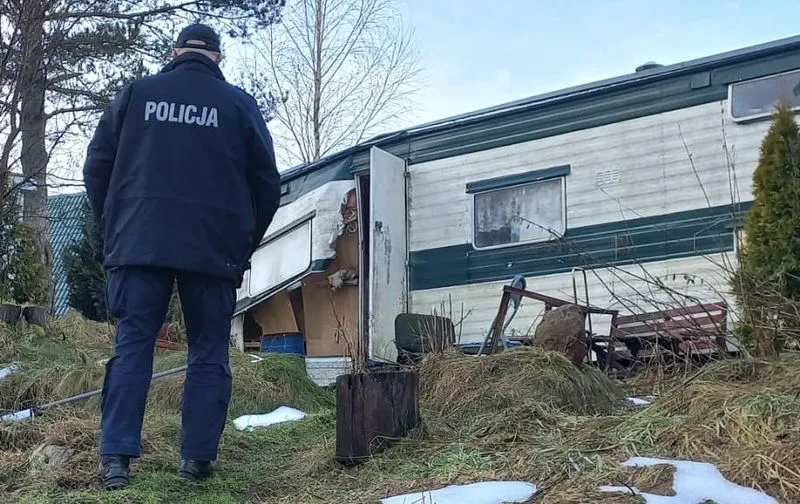 Dzielnicowy z Komisariatu Policji w Szemudzie uratował życie bezdomnemu mężczyźnie.