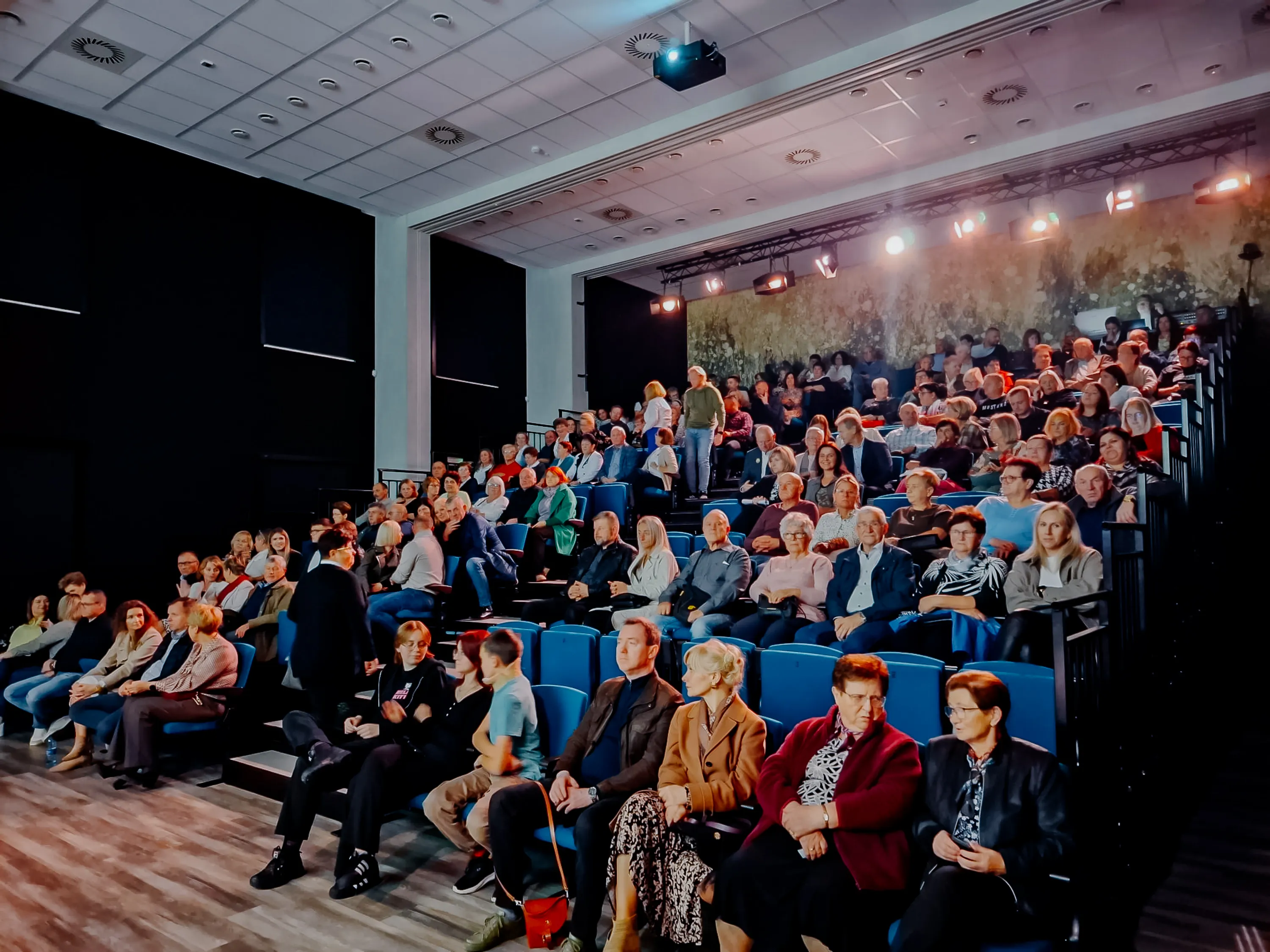 Laureaci konkursu i premiera teatralna. Podsumowanie obchodów urodzin Patrona Biblioteki.